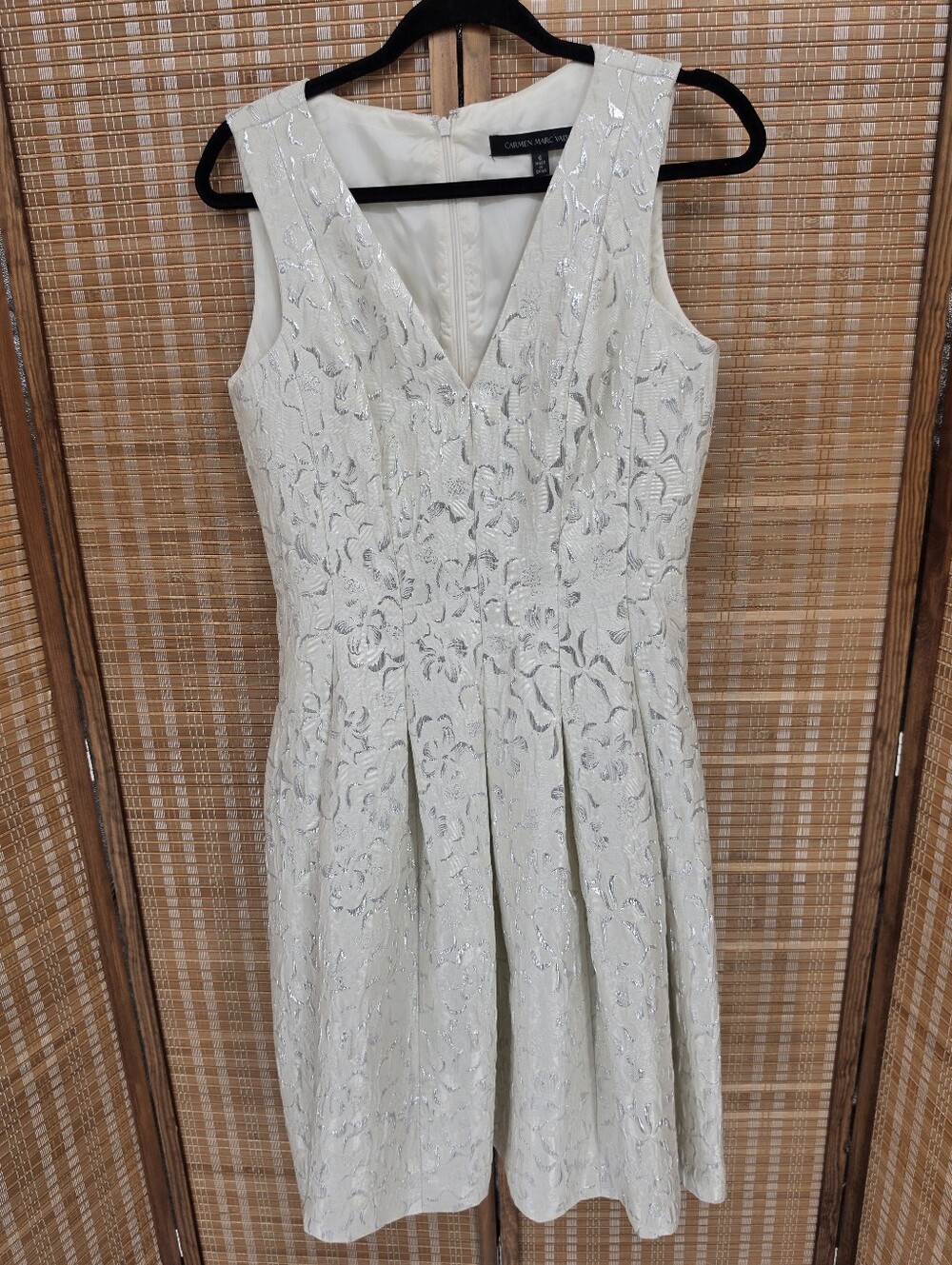 Carmen Marc Valvo Cream and Silver Floral Jacquard V-neck Pleated Dress Size 6